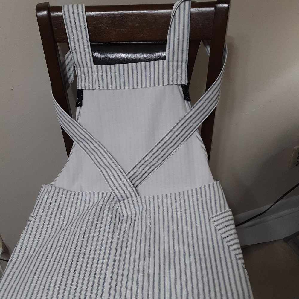 Cross Back Apron - Picture 2 of 3